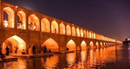 در مورد سی و سه پل اصفهان بیشتر بدانید.