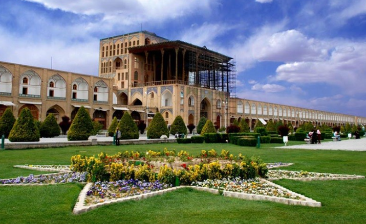 در مورد میدان نقش جهان اصفهان بیشتر بدانید.